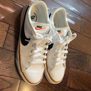 Nike women’s court legacy size 10